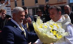 Ahmet Çetin sarı çiçeklerle karşılandı