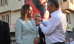 Yüceer'e parti rozetini Özel taktı
