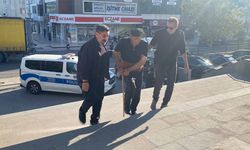 Adliyeye baston ve 2 polisin desteği ile geldi