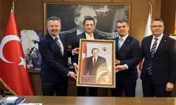 Başkan Akay'a, Cumhurbaşkanı Erdoğan'ın portresi hediye edildi
