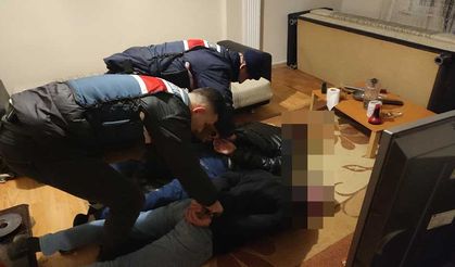Zorla cep telefonu ve parasını gasp ettiler