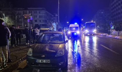 Yaya geçidinde yayalara çarptı