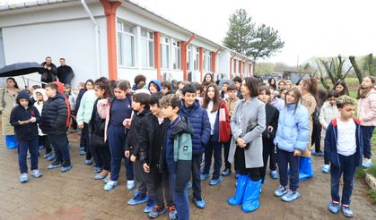 "Ormancılık" dersinde öğrenciler fidan dikmeyi öğrendi