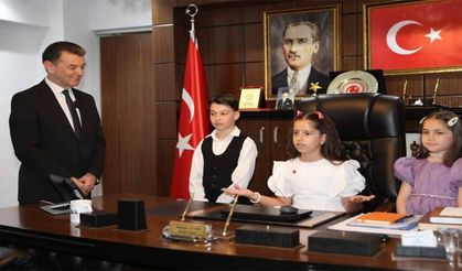 Başkan Çetin koltuğu çocuklara devretti