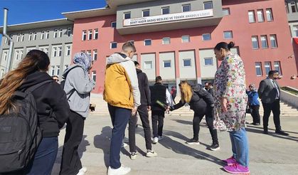 Öğrenciler, dedektör ile arandıktan sonra okula alınıyor