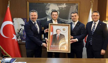 Başkan Akay'a, Cumhurbaşkanı Erdoğan'ın portresi hediye edildi
