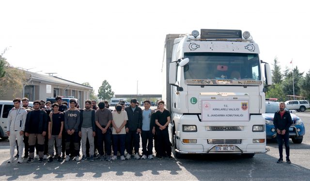 Tırın dorsesinden 44 düzensiz göçmen çıktı