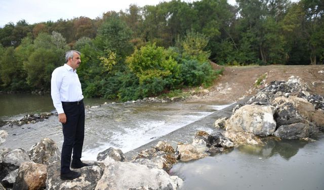 Vali Sezer, debisi düşen Tunca Nehri'nde incelemede bulundu