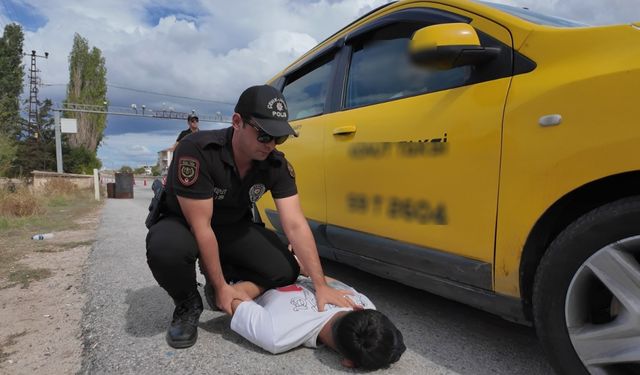 Sınır kapısı yolundaki takside 6 düzensiz göçmen yakalandı