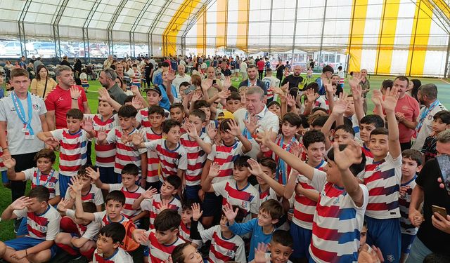 Kral Çerkezköy’de genç futbolcularla buluştu