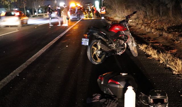 Aydınlatma direği yola devrildi: 3 motosikletli yaralandı