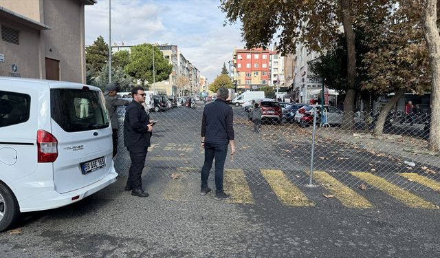 Yol benim deyip, trafiğe kapattı