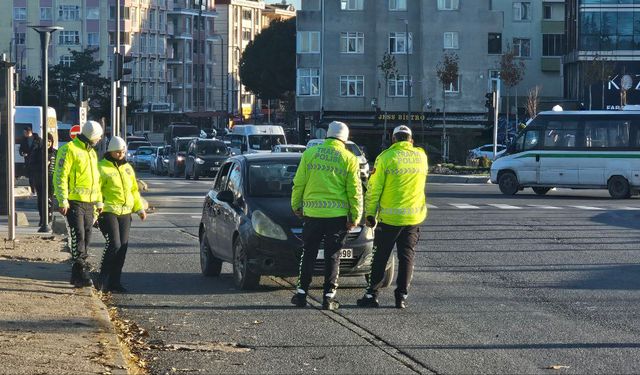 Polisi görünce otomobili bırakıp kaçtı