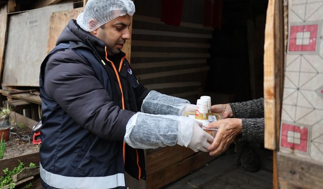 İhtiyaç sahiplerine ücretsiz 3 çeşit sıcak yemek