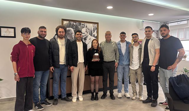 Başkan Memiş’e gençlerden sürpriz kutlama
