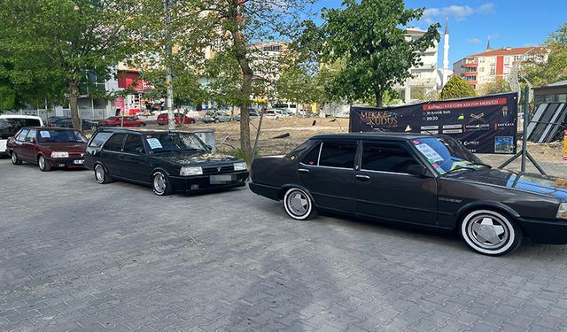 Belediyenin önü oto pazarına döndü