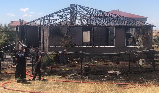 Alevler evi yuttu, geride beton yığını kaldı