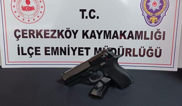 Polisten kaçarken tabancayı düşürdü