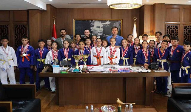 Şampiyonlardan Başkan Akay’a ziyaret