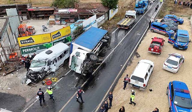 İşçi servisi ile kamyon çarpıştı: 3 ölü, 9 yaralı