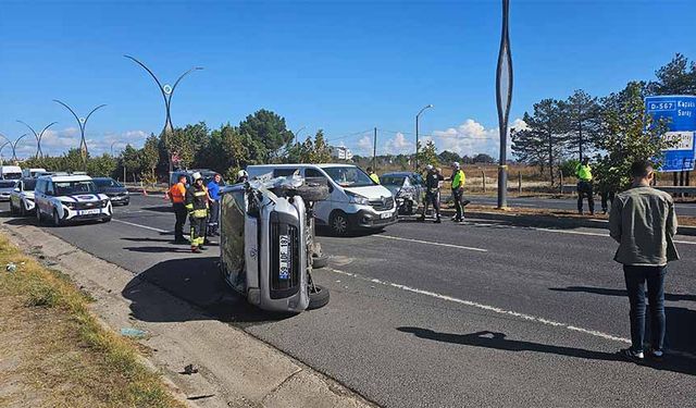 Hafif ticari araç ile otomobil çarpıştı: 2 yaralı