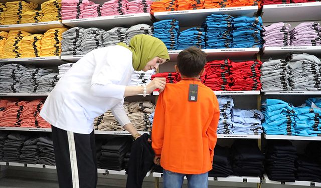 1000 öğrenciye okul kıyafeti yardımı yapıldı