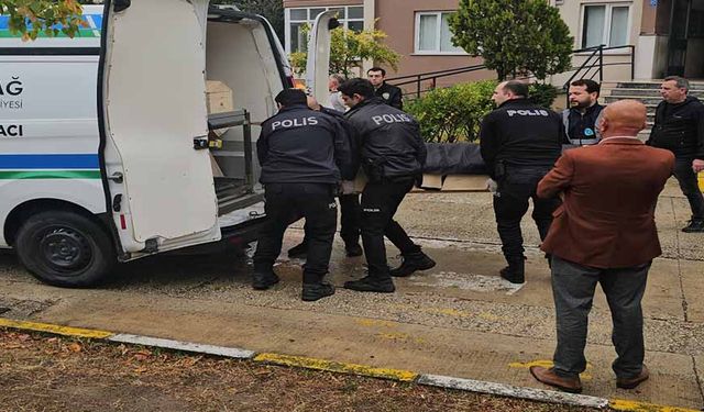 Yangın merdiveninde ölü bulundu