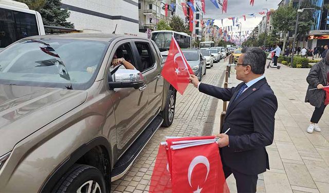 1923 adet Türk Bayrağı hediye edildi