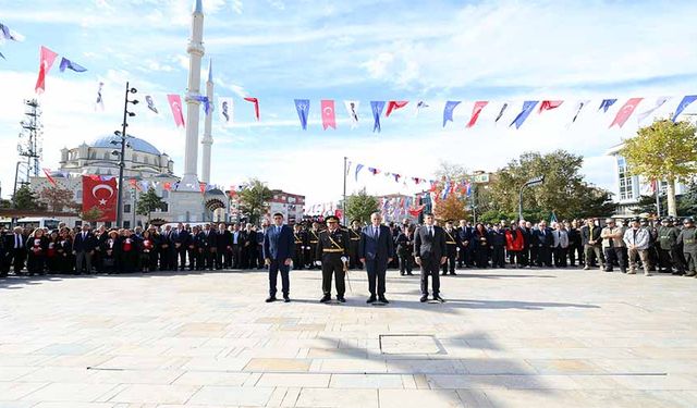 Cumhuriyet Bayramı kutlamaları çelenk töreni ile başladı