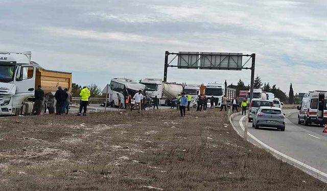 Kamyon, minibüs ve otomobil çarpıştı