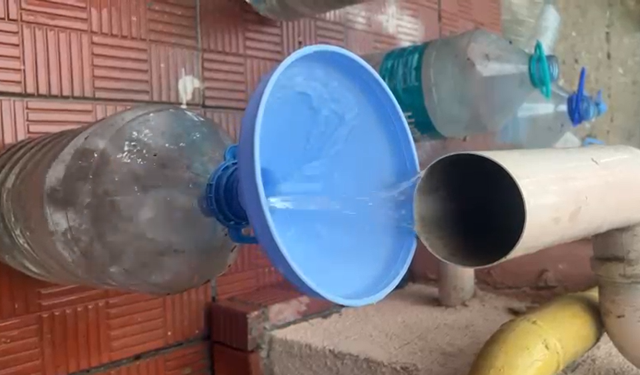 Yağmur sularını bidonlara doldurarak biriktiriyorlar