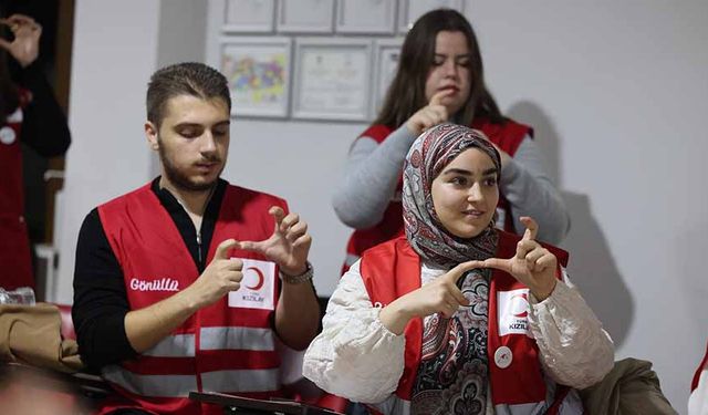 Büyükşehir’den Kızılay gönüllülerine işaret dili eğitimi