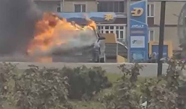 Otomobil alev alev yandı