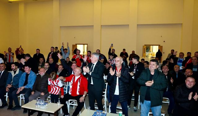 Samsunsporlular salonu stadyuma çevirdi