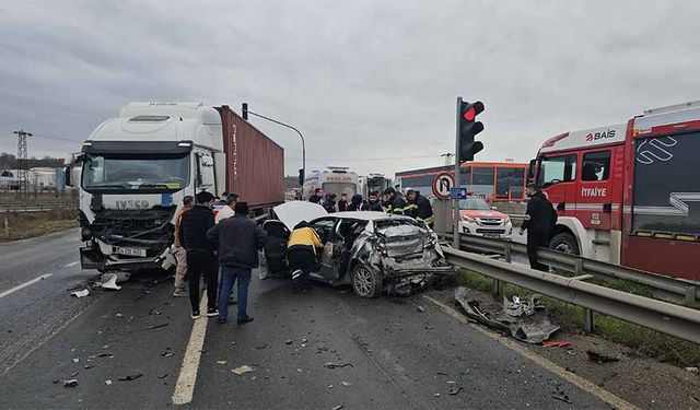 Tırın çarptığı otomobildekiler araç içinde sıkıştı