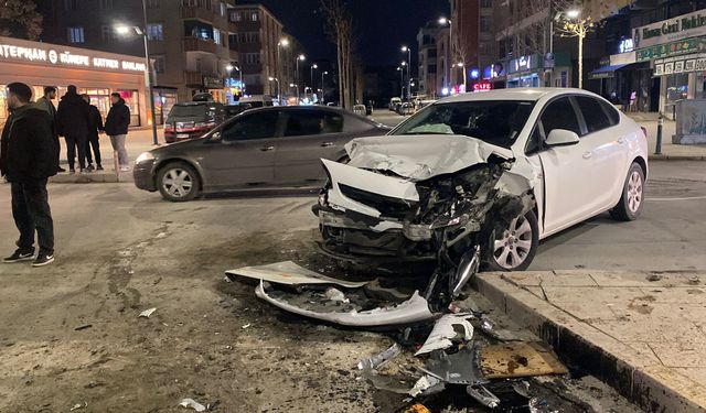 Servis minibüsü ile otomobil çarpıştı