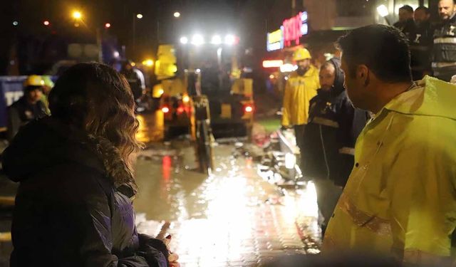 Kanalizasyon hattı çöktü: Gece yarısı yoğun mesai