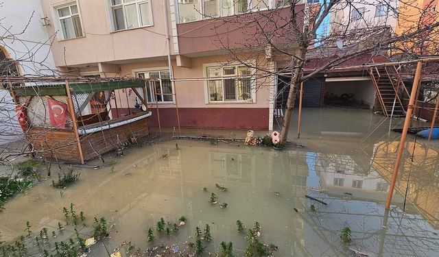 Boru patladı, sokaklar ve bir binanın bahçesini su doldu