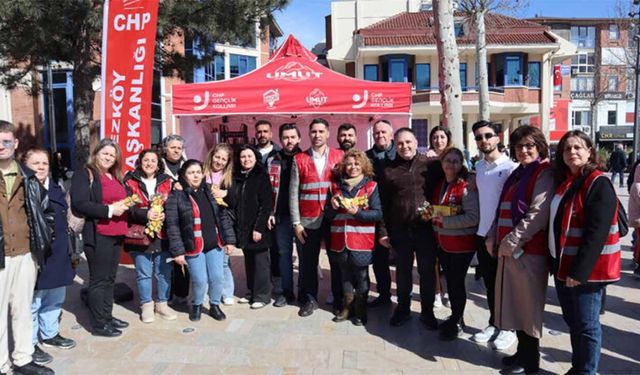 CHP kadınlara çiçek ve marteniçka dağıttı