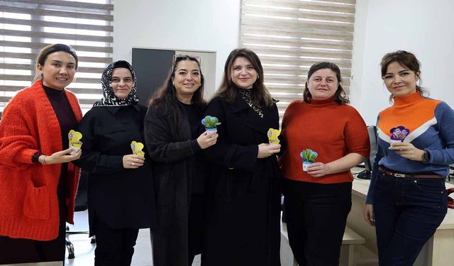 Kadınlara çiçek hediye edildi