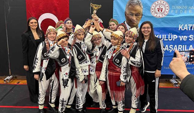 Halk oyunları ekibi 1. oldu