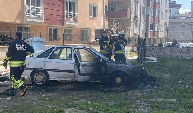 Park halindeki otomobil yandı