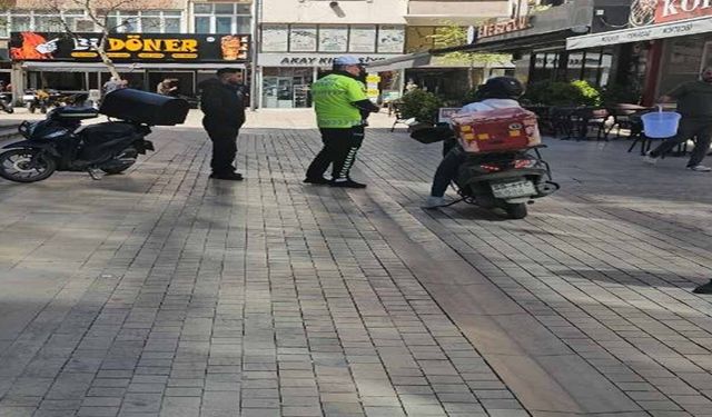 Kaldırımda dolaşan motosiklet sürücüleri polise takıldı