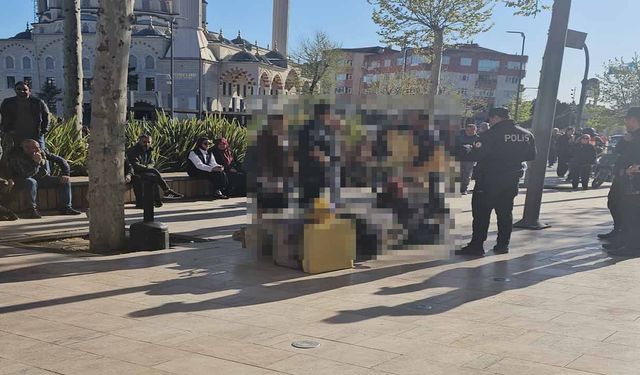 Meydanda yürüyen kadına motosiklet çarptı