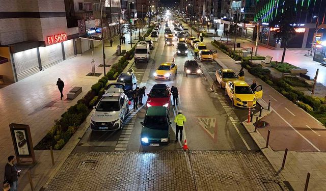Polis en özel gününde de görev başında