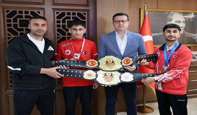 Şampiyonlardan başkan Akay’a ziyaret