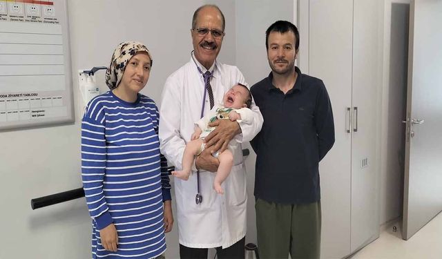 Bağırsak tıkanıklığı geçiren 3 aylık bebek sağlığına kavuştu