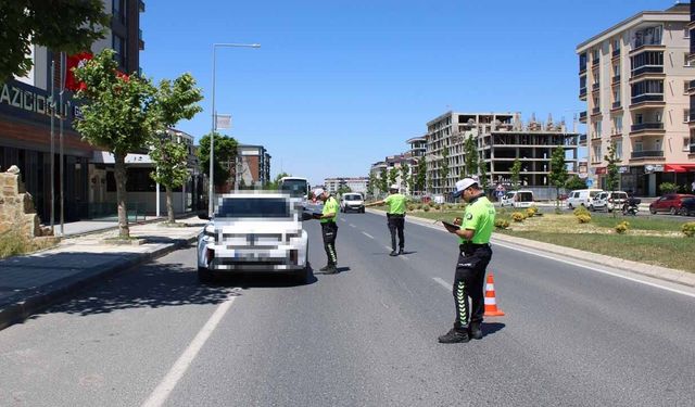 Süresi dolan ehliyetle direksiyon başına geçen sürücüye ceza