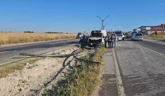 Ekmek dağıtımına giderken kaza yaptı, araç alev aldı