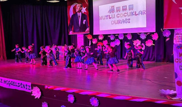 Mutlu Çocuklar Durağı’nın minikleri sahnede devleşti